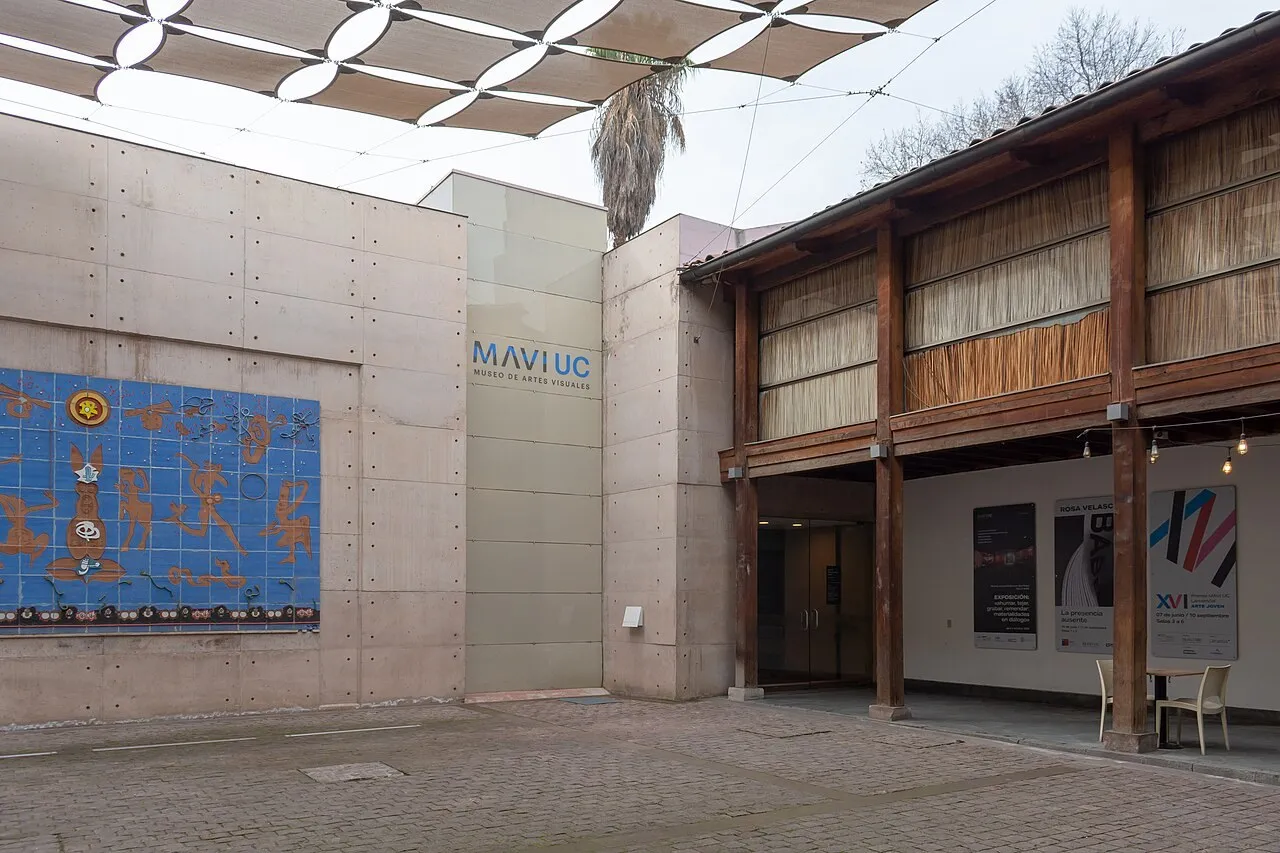 Exterior view of Museo de Artes Visuales (MAVI UC)