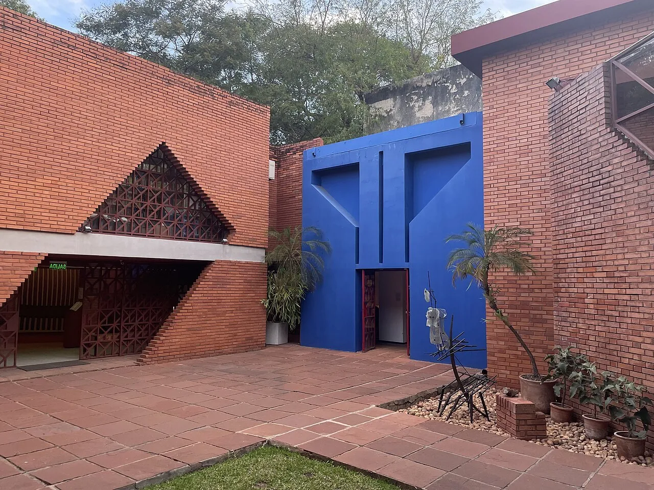Exterior view of Museo del Barro